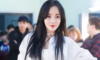 Bất chấp bị tẩy chay vì cắm sừng chồng, Lý Tiểu Lộ dấn sân ca hát