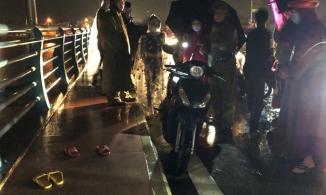 Quảng Ngãi: Nghi vấn mẹ ôm 2 con nhảy cầu tự tử khi nước lũ dâng cao