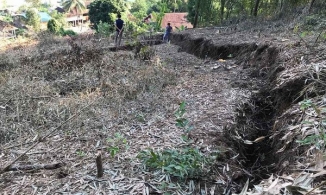 Nghệ An: Chân núi nứt toác hàng trăm mét, di dời gấp hàng chục hộ dân