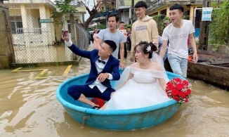 Quảng Ngãi: Chờ mãi nước không rút, chú rể ngồi thuyền thúng đi rước dâu