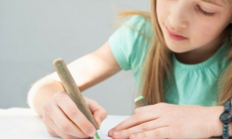 Sáng chế thành công bút bi phân hủy sinh học đầu tiên trên thế giới