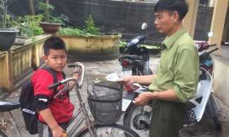 Hà Nội: Nhặt được 3 triệu, cậu bé lớp 4 vội đưa đến Công an rồi mới đi học