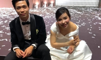 Khoảnh khắc vợ chồng Công Phượng ngồi bệt xuống sàn nhà khi tiệc cưới tàn