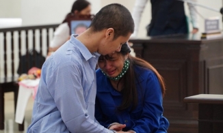 Bị cáo bạo hành con tử vong gào khóc: Con xin mẹ giảm án cho chồng con