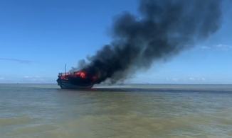 Cù Lao Chàm: Tàu du lịch bốc cháy, 14 khách thoát nạn trong gang tấc