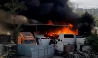 TP.HCM: Cháy bãi xe lớn, nhiều phương tiện bị thiêu rụi