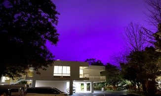 Bầu trời Nhật Bản bỗng chuyển thành màu tím khiến nhiều người hoang mang