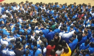Nghệ An: Cả ngàn thầy cô và học sinh ôm nhau khóc giữa sân trường