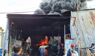 Bình Dương: Xưởng tái chế hạt nhựa bùn cháy dữ dội, người dân hoang mang