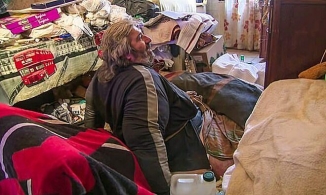 Người đàn ông nặng 300kg phải đi viện bằng cần cẩu