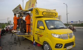 Giới trẻ Sài Gòn kiếm tiền triệu mỗi ngày nhờ cắt tóc trên xe lưu động