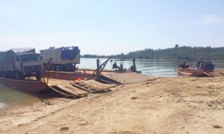 Cà Mau: Phà chở xe cuốc bị lật khiến 1 người tử vong