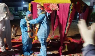 Dương tính với Covid-19 vài giờ trước hôn lễ, cô dâu mặc đồ bảo hộ làm lễ