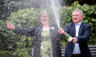 Trúng độc đắc, cặp vợ chồng nghèo cho đi hơn nửa giải thưởng