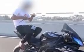 YouTuber vừa chạy xe phân khối lớn tốc độ cao vừa ăn mì gây phẫn nộ