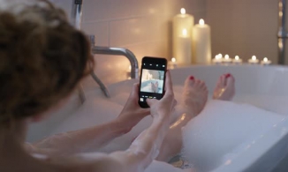 Cô gái trẻ tử vong vì sạc iPhone trong bồn tắm