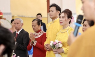 Hé lộ hình ảnh hiếm hoi của Quý Bình và bạn gái trong lễ hằng thuận