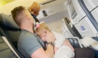 Cặp vợ chồng bị đuổi khỏi máy bay vì con 2 tuổi không chịu đeo khẩu trang