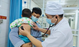 Trắng đêm cứu sống bé 2 tuổi bị đuối nước nổi sấp trên mặt ao