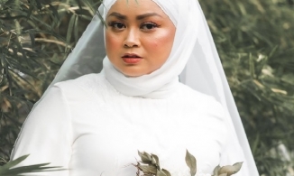 Bị hủy hôn, cô gái vẫn tươi tắn chụp ảnh cưới một mình