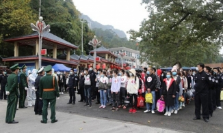 Lạng Sơn: Tiếp nhận người xuất cảnh trái phép, phát hiện 2 kẻ bị truy nã