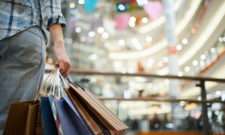 Nghề lạ: Cầm tiền và mua quần áo cho người siêu giàu