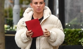 Vợ Wayne Rooney bị chỉ trích nặng nề vì mặc áo lông cáo