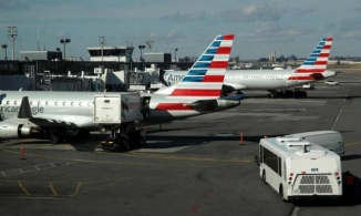 Hành khách liều mình mở cửa thoát hiểm và trượt khỏi máy bay đang lăn bánh