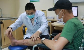 Tự chườm nóng vết thương sưng tấy, thanh niên bị hoại tử chân