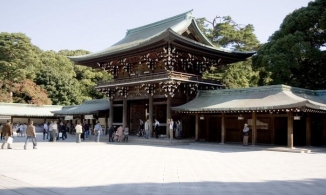  Dịch Covid-19 trở nên nghiêm trọng, Nhật Bản dừng tàu điện đóng cửa đền