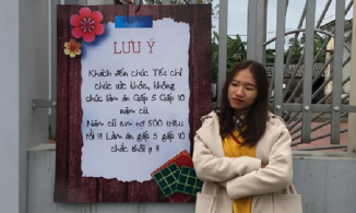 Tấm bảng lưu ý dành cho khách đến chúc Tết bỗng tạo thành trend check-in