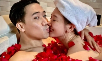 Trấn Thành tung ảnh khỏa thân hôn Hari Won trong bồn tắm