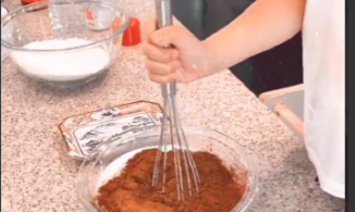 Ai bảo sinh ra đã ngậm thìa vàng, quý tử nhà Hà Tăng vẫn phải vào bếp đây này