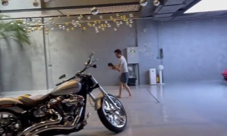  Chất như bố Cường Đô La tập bay cho con gái Suchin trong gara toàn siêu xe