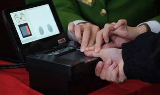 Công an Hà Nội đến từng nhà cấp thẻ căn cước công dân gắn chip