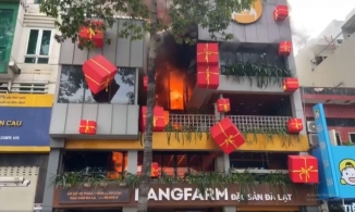 TP.HCM: Cháy lớn tại nhà hàng, nhiều tầng bị thiêu rụi hoàn toàn