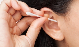 Vì sao bác sĩ khuyên không nên lấy ráy tai?