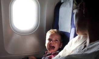 Bà mẹ được khen ngợi hết lời vì ứng xử thông minh khi con khóc trên máy bay