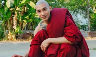 Mẫu nam Myanmar được ví như Aquaman đời thật cắt mái tóc dài để đi tu ngắn hạn