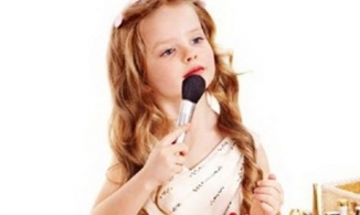 Có nên cho con gái trang điểm khi còn nhỏ?