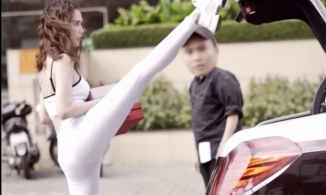 Ngọc Trinh trổ tài đóng cốp xe mà không dùng đến hai tay