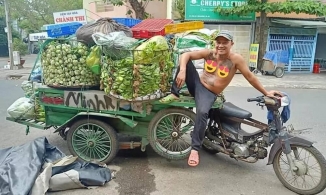 Xe rau miễn phí dành cho người nghèo và sinh viên của người đàn ông xăm trổ