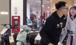 Khoảnh khắc anti-fan có hành động thiếu tôn trọng với hình ảnh của Hải Tú gây tranh cãi