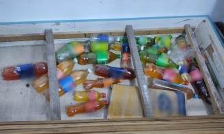 Đi thuê phòng trọ, cô gái tá hỏa phát hiện gầm giường toàn chai đựng nước tiểu