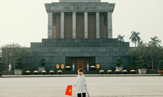 Xúc động với hình ảnh em bé mặc áo dài trắng chụp hình ở Lăng Bác cổ vũ y bác sĩ chống dịch Covid-19