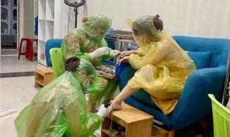 Làm đẹp dịp Tết mùa Covid : Bịt khẩu trang, trùm kín áo mưa đi làm móng