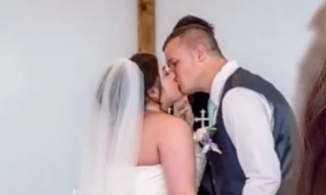 Bị người yêu 'cắm sừng' cô gái cưới luôn bạn trai của 'trà xanh'