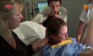 Vào phòng sinh để xem bạn gái đẻ con, chàng trai làm cả thế giới bật cười