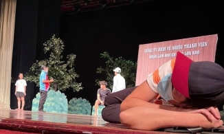 Hoài Linh xuất hiện lộ dáng vẻ mệt mỏi, ngủ gục trên sàn tập