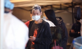 Thanh niên 'số nhọ' đang nhuộm tóc thì bị phong tỏa đột xuất vì Covid-19